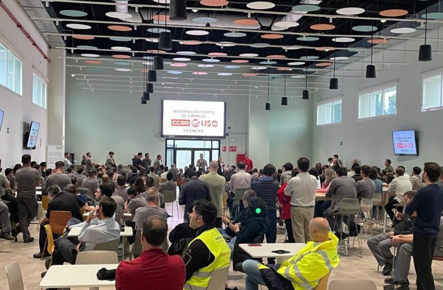Imagen de la asamblea de trabajadores y trabajadoras de Hitachi en la que se decidió ir a la huelga ante la falta de acuerdo sobre el convenio colectivo.
