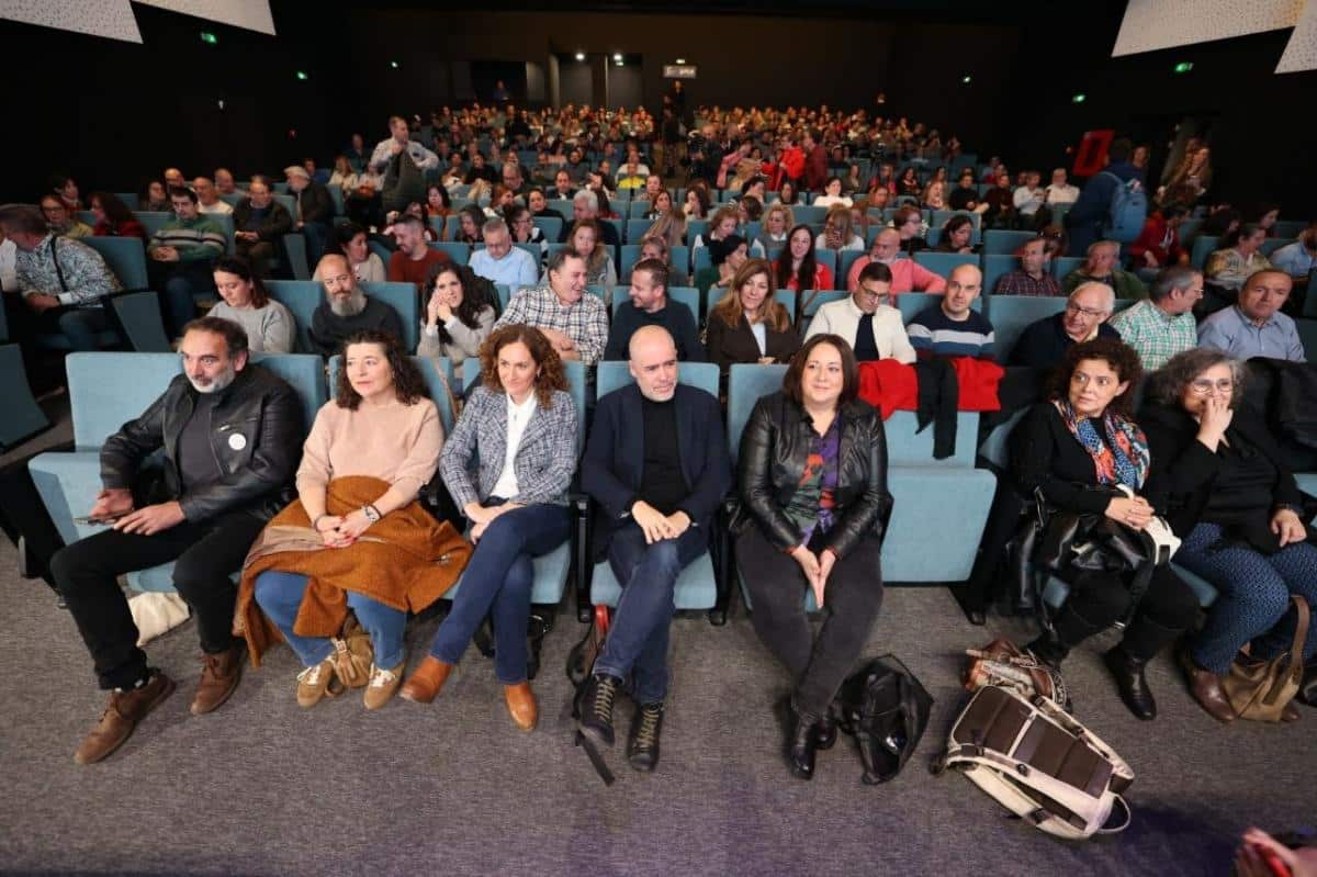 Nuria López: 'El Gobierno andaluz debe solucionar los problemas de los andaluces, no crearlos, pero está ausente según sus presupuestos' 1 Nuria López, Unai Sordo y Silvia de la Torre en la asamblea de CCOO en Jaén
