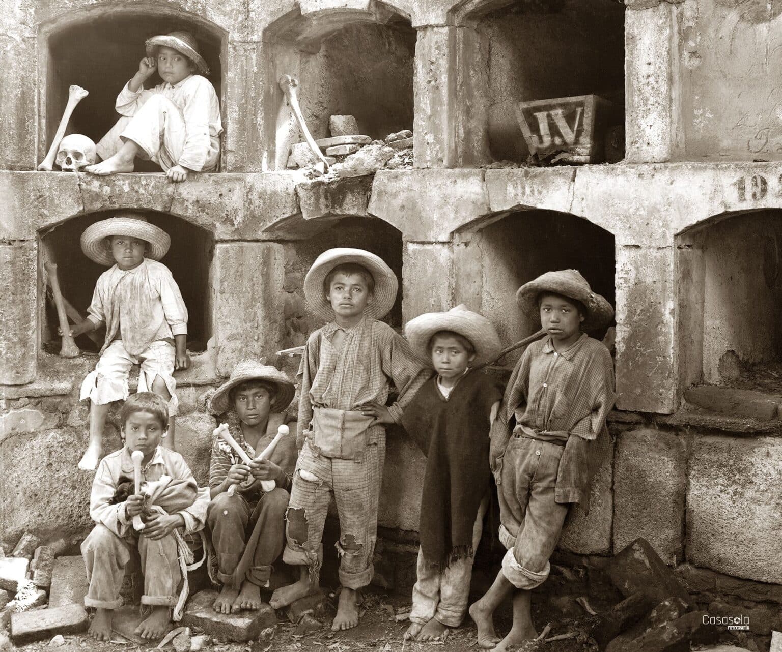 La exposición 'México en blanco y negro' reúne fotografía histórica y arte contemporáneo en Madrid