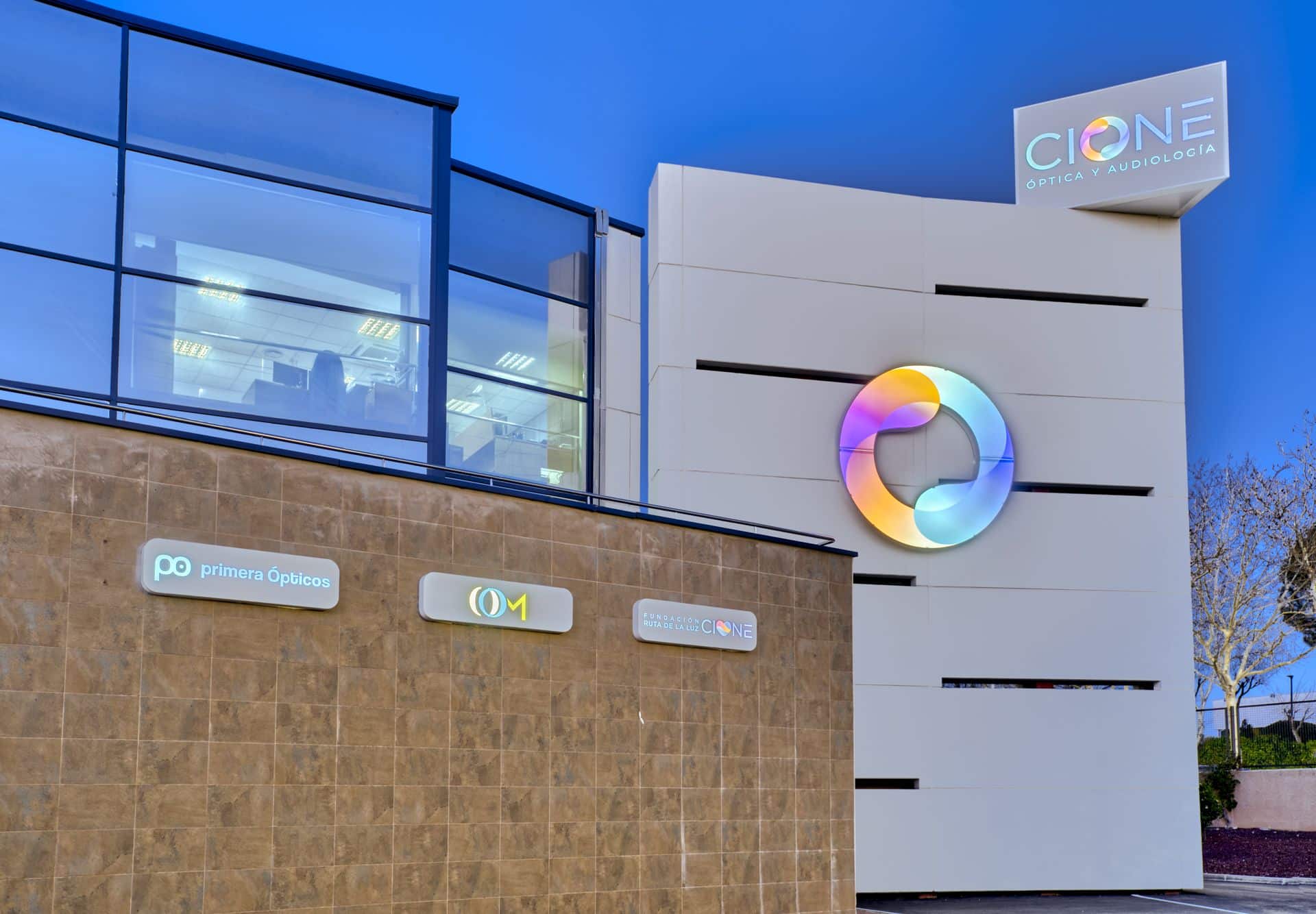 Revolución en Ópticas: Realidad Virtual Clínica Transformadora de Cione y V-Vision 1 Belén Garmendiaz