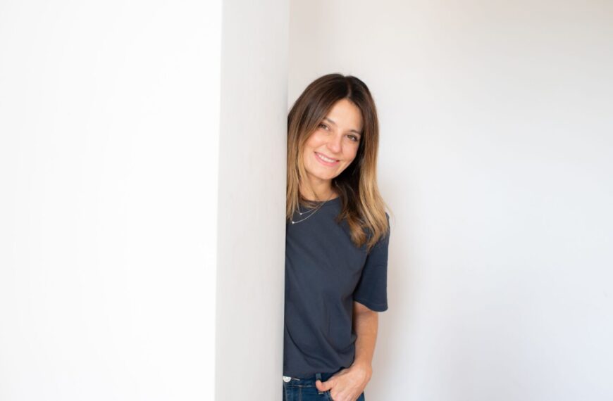 Un spray que cambia las reglas del juego: llega la bruma que reduce brotes y afina la piel en tiempo récord