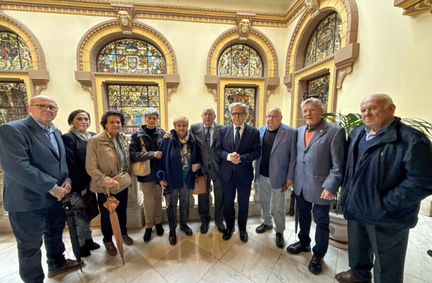 Salvador Fuentes rinde homenaje a 'Fosforito' en la capilla ardiente de Málaga