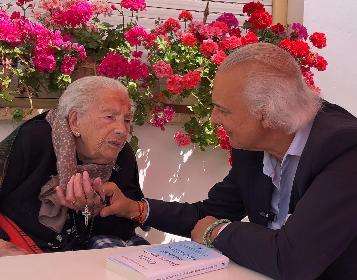 Teresa Fernández, a sus 112 años, se convierte en la persona más longeva de España junto al Dr. de la Peña