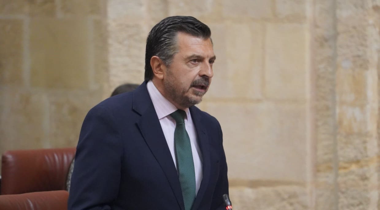 Título: La Operación Montero Fracasa: Sánchez Esparce Mentiras sobre la Privatización de Servicios en Andalucía 1 Toni Martín, en el Parlamento de Andalucía