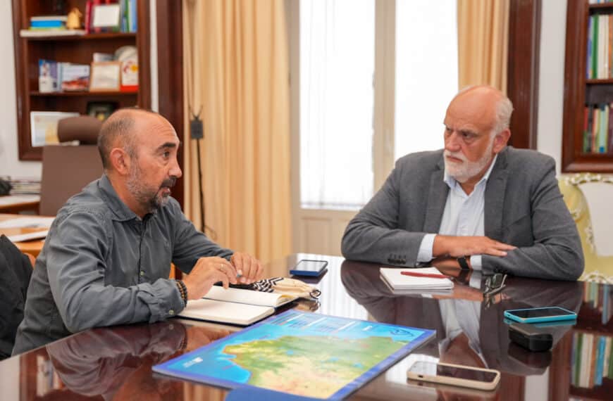 Título: "Reunión de Trabajo entre Vidal y Benavente, Decano de la Facultad de Ciencias del Mar y Ambientales de la UCA"