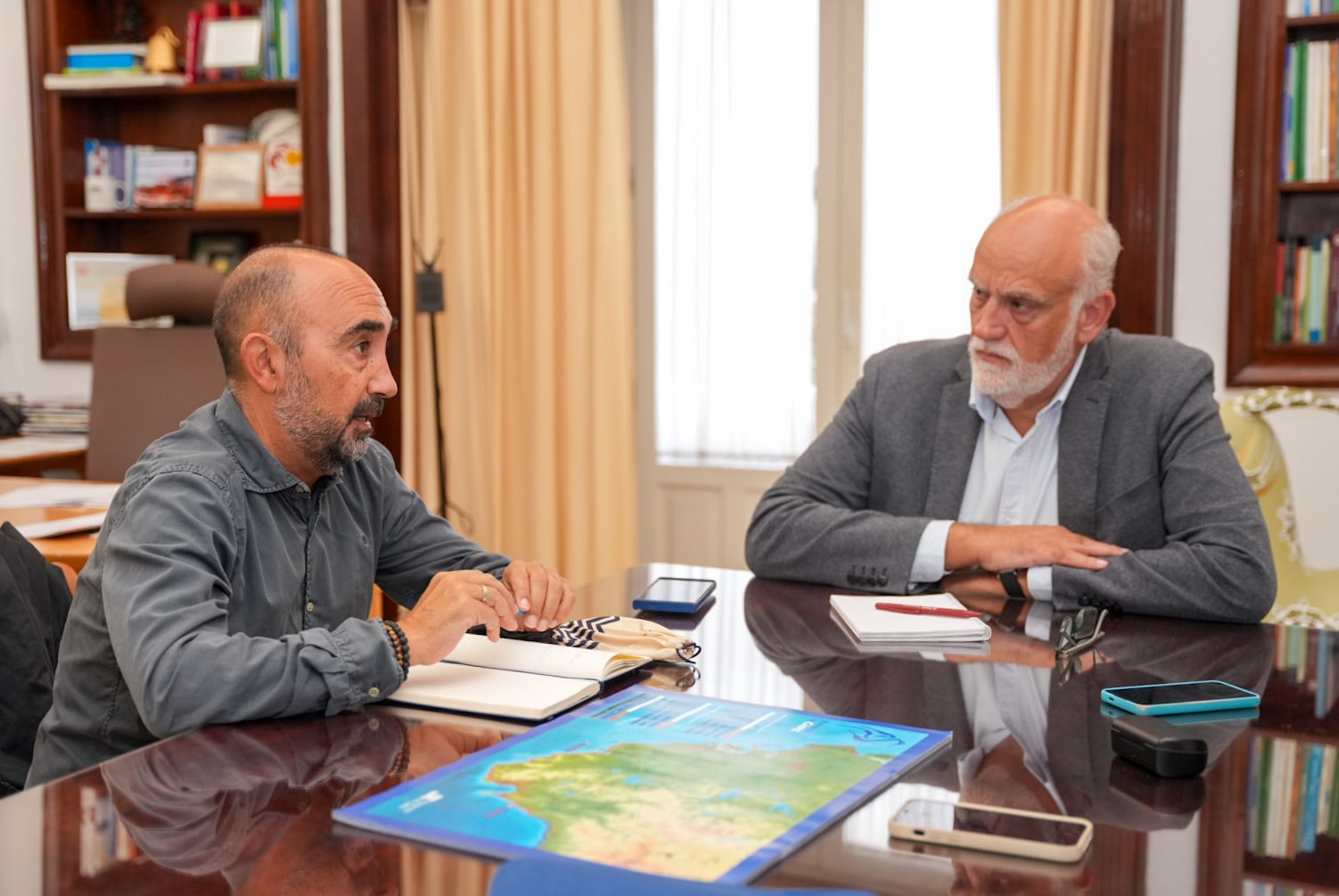 Título: "Reunión de Trabajo entre Vidal y Benavente, Decano de la Facultad de Ciencias del Mar y Ambientales de la UCA"