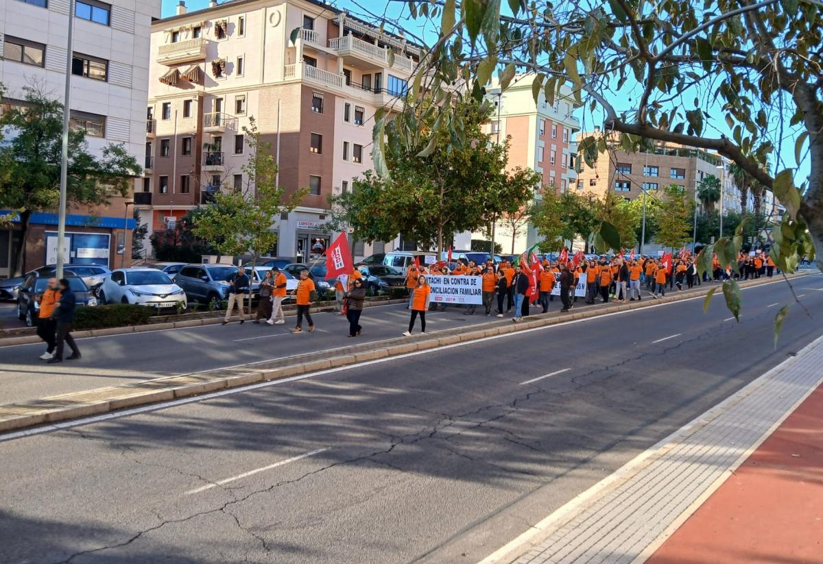 Trabajadores de Hitachi Energy exigen la retirada de sanciones a miembros del comité de empresa y retomar negociaciones 1 La plantilla de Hitachi ha vuelto a respaldar masivamente la segunda jornada de huelga.