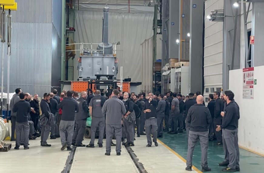 Trabajadores y trabajadoras de Hitachi han decidido concentrarse por las nuevas sanciones a delegados sindicales.