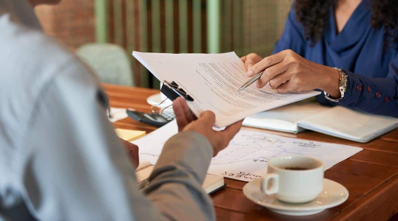 Transición Generacional Sin Estrés: Estrategias Fiscales en Empresas Familiares con Imagen de Axel Buffet