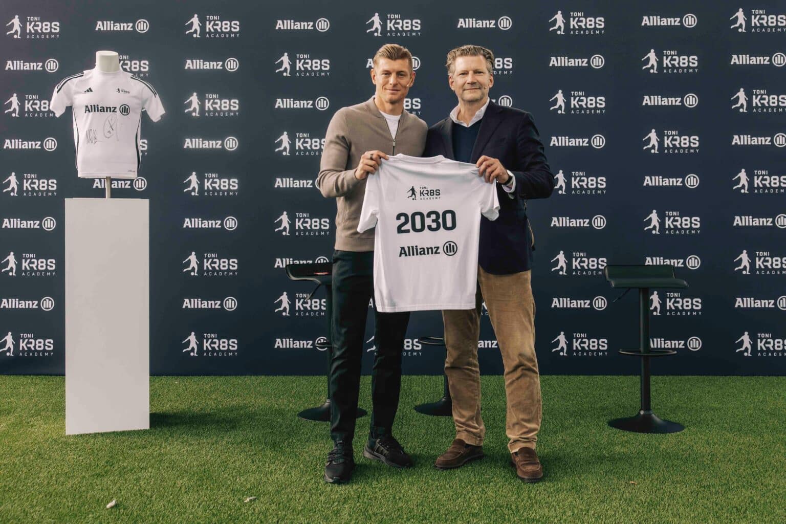 Alianza Estratégica: Allianz y Toni Kroos Academy Impulsan el Futuro del Fútbol Infantil 1 Allianz y Toni Kroos Academy firman una alianza para impulsar el talento futbolístico entre niños y jóvenes