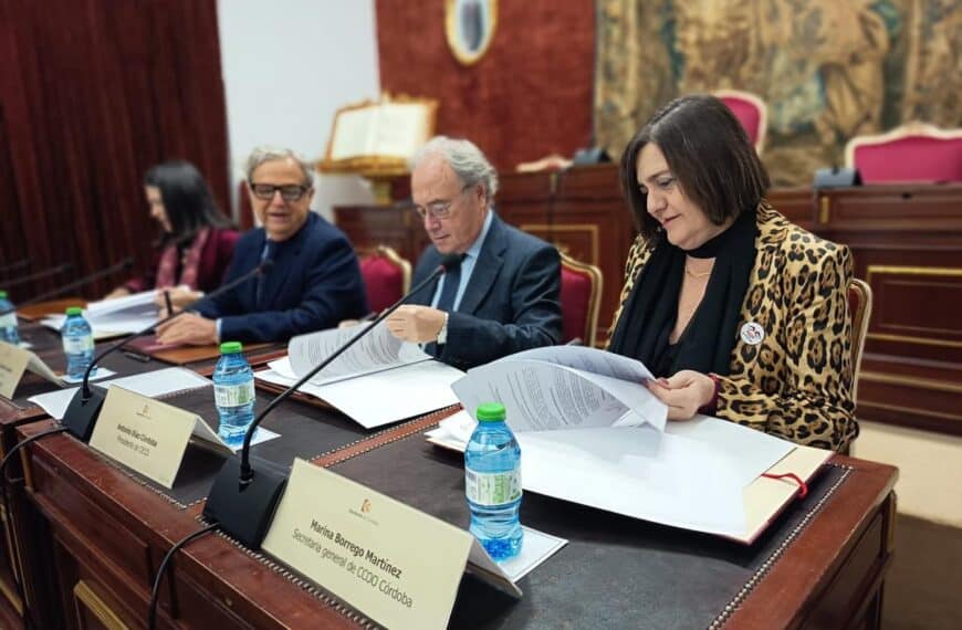 En primer plano, la secretaria General de CCOO de Córdoba, Marina Borrego, durante la firma del nuevo acuerdo de concertación.