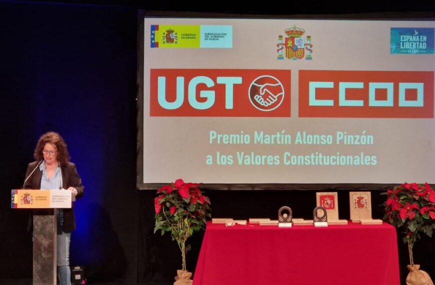 Foto de Julia Perea, secretaria general de CCOO Huelva, dando el discurso tras recoger el Premio Martín Alonso Pinzón.