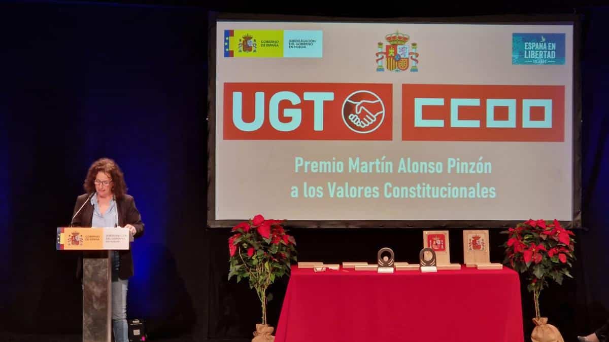 Foto de Julia Perea, secretaria general de CCOO Huelva, dando el discurso tras recoger el Premio Martín Alonso Pinzón.