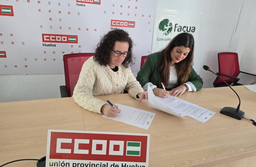 Foto de la secretaria general de CCOO Huelva, Julia Perea y de la presidenta de FACUA Huelva, Elisabet Tayllafert, en la firma de un convenio para reforzar la defensa de los derechos de las personas trabajadoras y consumidoras.