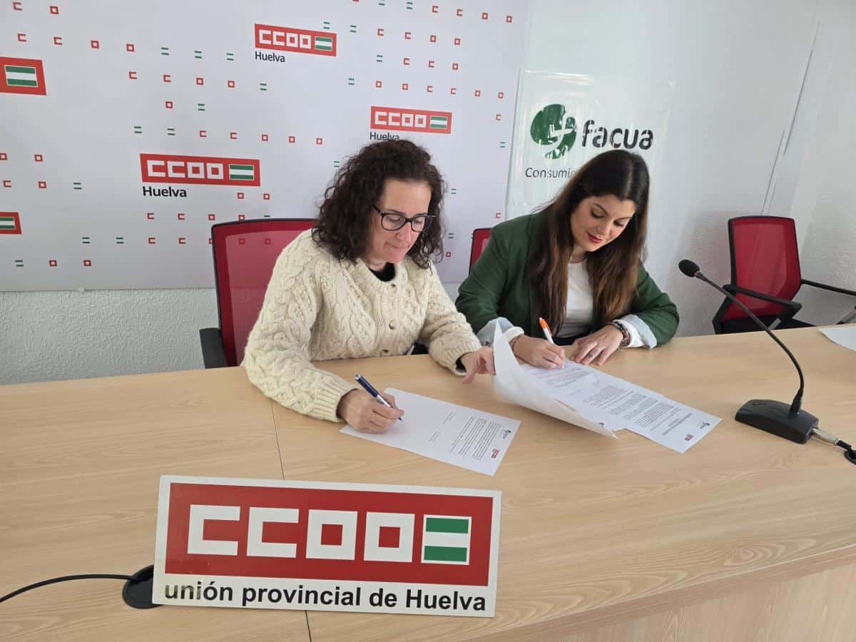 CCOO Huelva y FACUA Huelva Firmán un Convenio para Fortalecer la Defensa de los Derechos de Trabajadores y Consumidores 1 Foto de la secretaria general de CCOO Huelva, Julia Perea y de la presidenta de FACUA Huelva, Elisabet Tayllafert, en la firma de un convenio para reforzar la defensa de los derechos de las personas trabajadoras y consumidoras.