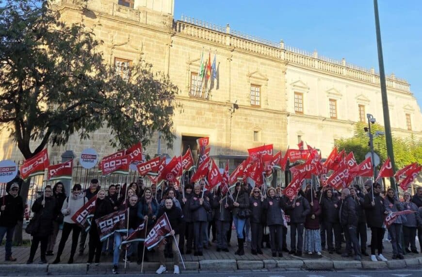 Concentración contra el incumplimiento del convenio de limpieza en el Parlamento andaluz.