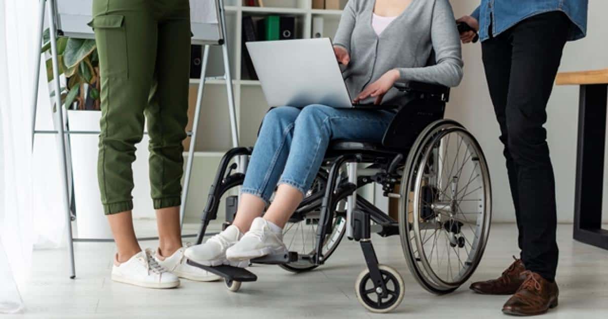 CCOO exige al Gobierno andaluz medidas para abordar la precariedad de las personas con discapacidad: 'El 44% se encuentra en riesgo de pobreza o exclusión social' 1 Persona trabajadora en silla de ruedas