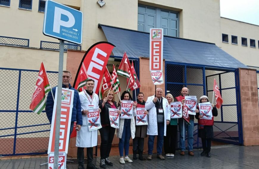 Representantes de CCOO se han sumado a la concentración en repulsa a las últimas agresiones vividas en el centro de salud Azahara de Córdoba.