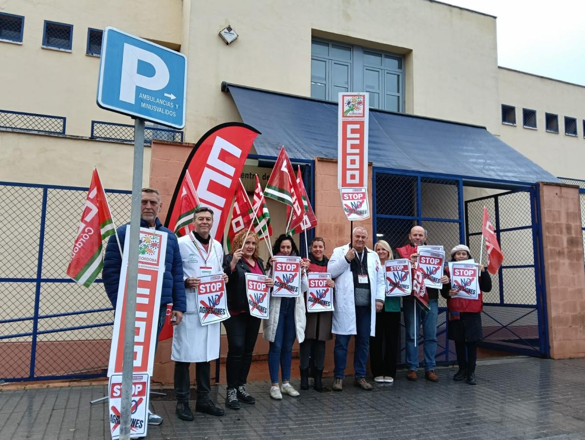 Representantes de CCOO se han sumado a la concentración en repulsa a las últimas agresiones vividas en el centro de salud Azahara de Córdoba.