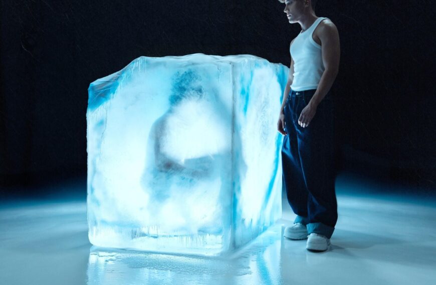 Carlos Marco regresa como solista con 'SUPERFICIAL'