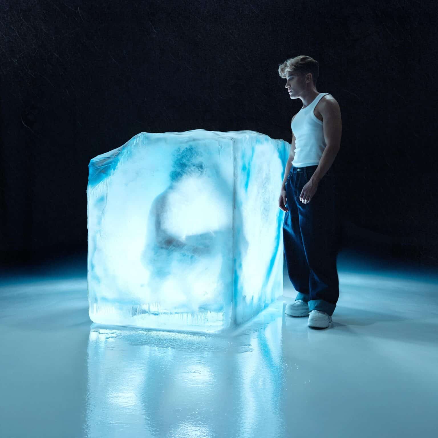 Carlos Marco Vuelve al Escenario con Fuerza: Lanzamiento de su Nuevo Sencillo 'Superficial' 1 Carlos Marco regresa como solista con 'SUPERFICIAL'