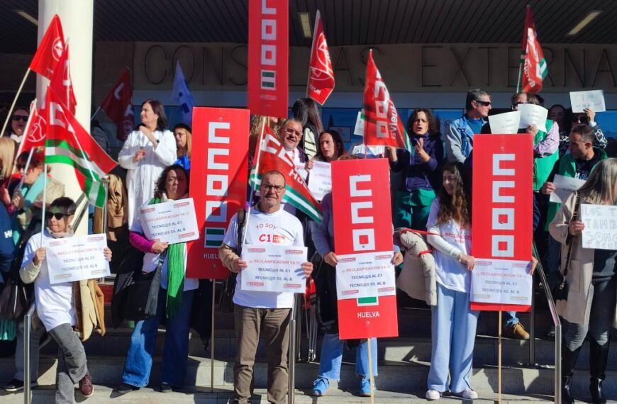 Centenares de trabajadoras de los hospitales del SAS en Huelva se han concentrado para exigir al gobierno de la nación la reclasificación de numerosas categorías profesionales del sistema nacional de salud.