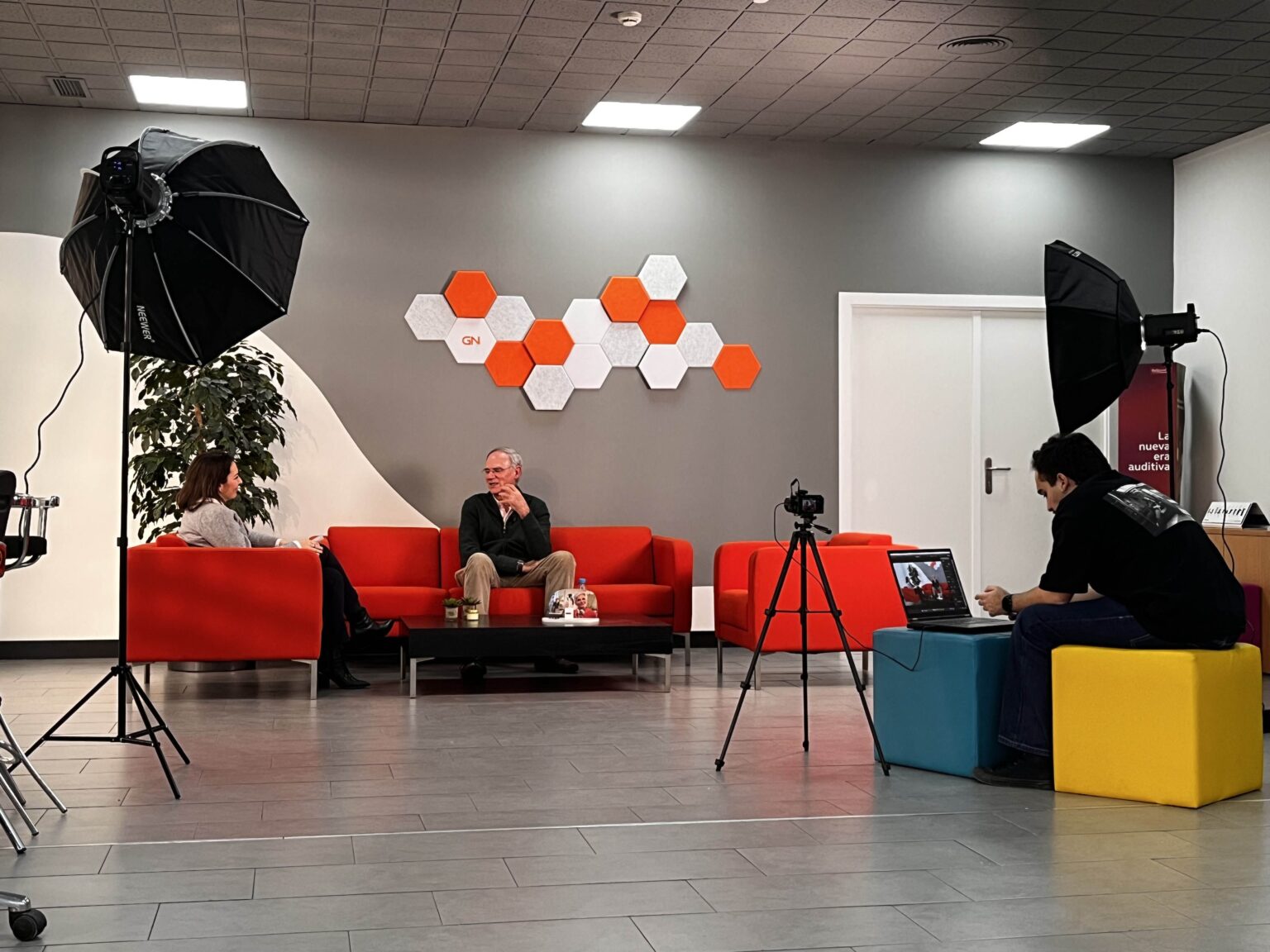 Decibelios: Ecos Auténticos de España 1 Decibelios, el primer podcast de audición en España que pone voz a historias reales