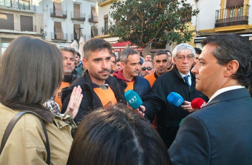 Trabajadores de Hitachi, junto a la secretaria General de CCOO de Córdoba, Marina Borrego, y el alcalde de Córdoba, José María Bellido.