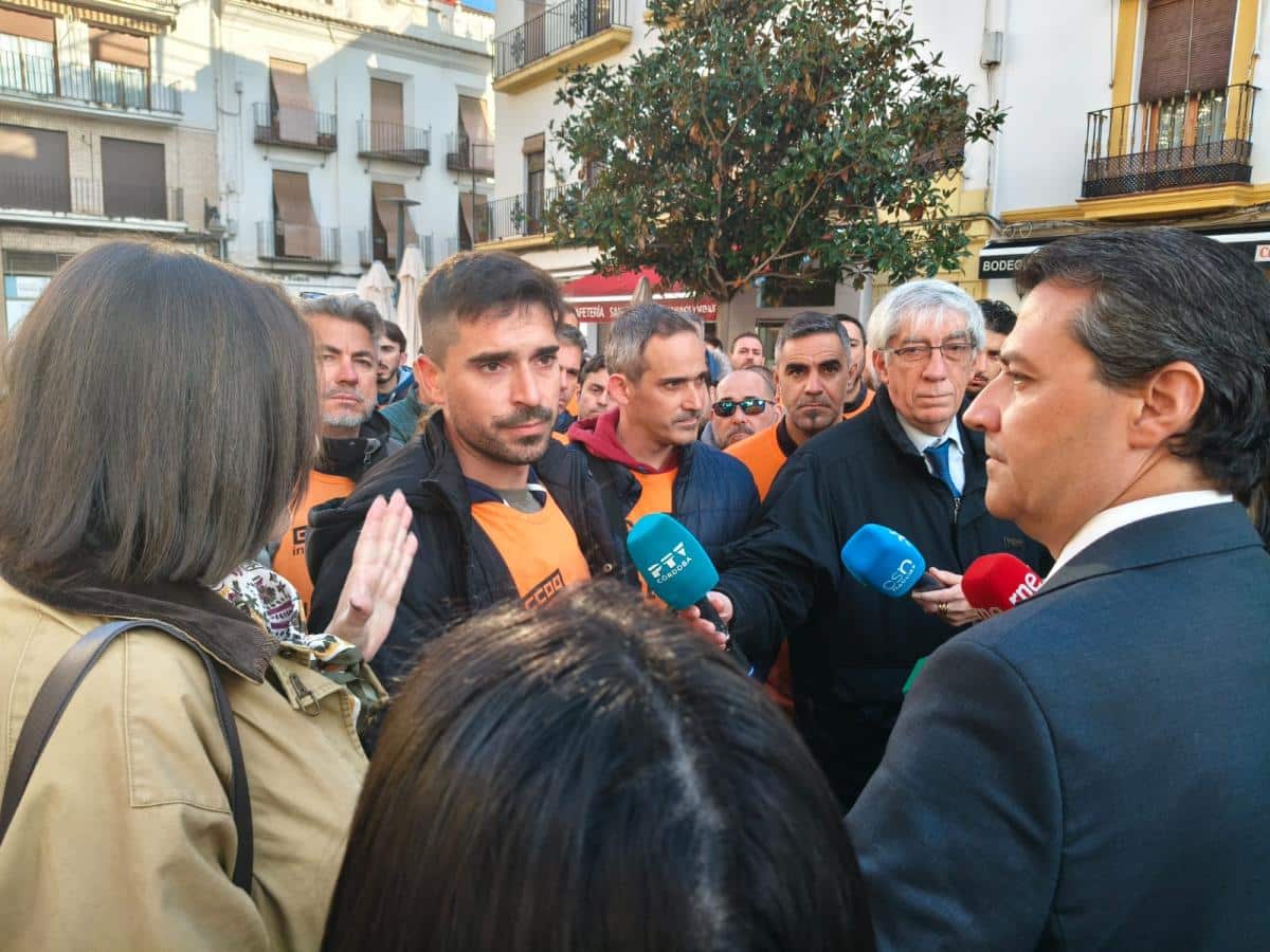 El Alcalde de Córdoba Manifiesta su Apoyo a la Plantilla de Hitachi 1 Trabajadores de Hitachi, junto a la secretaria General de CCOO de Córdoba, Marina Borrego, y el alcalde de Córdoba, José María Bellido.