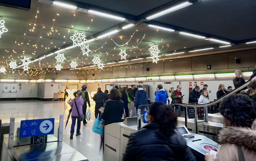 El Espíritu Navideño se Pasea en Metro