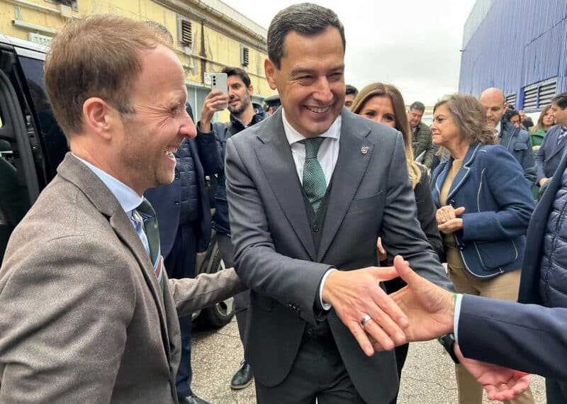 Erik Domínguez y Juanma Moreno en la planta de Santana Motors en Linares (Jaén)