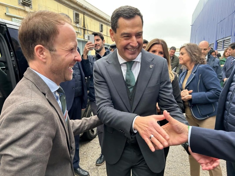 Erik Domínguez destaca los logros de la 'revolución industrial' de Juanma Moreno en Jaén 1 Erik Domínguez y Juanma Moreno en la planta de Santana Motors en Linares (Jaén)