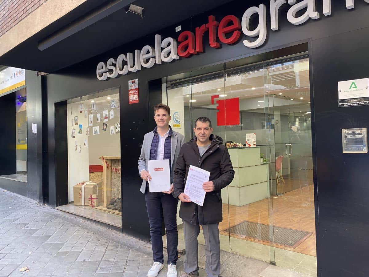 Escuela Arte Granada y CCOO Granada Firman un Acuerdo de Colaboración en Formación 1 Carlos Álvarez y Daniel Mesa, durante la firma