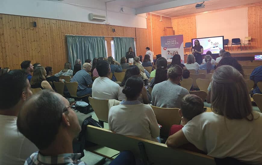 Formación para 3,000 Padres Contra la Ciberviolencia de Género