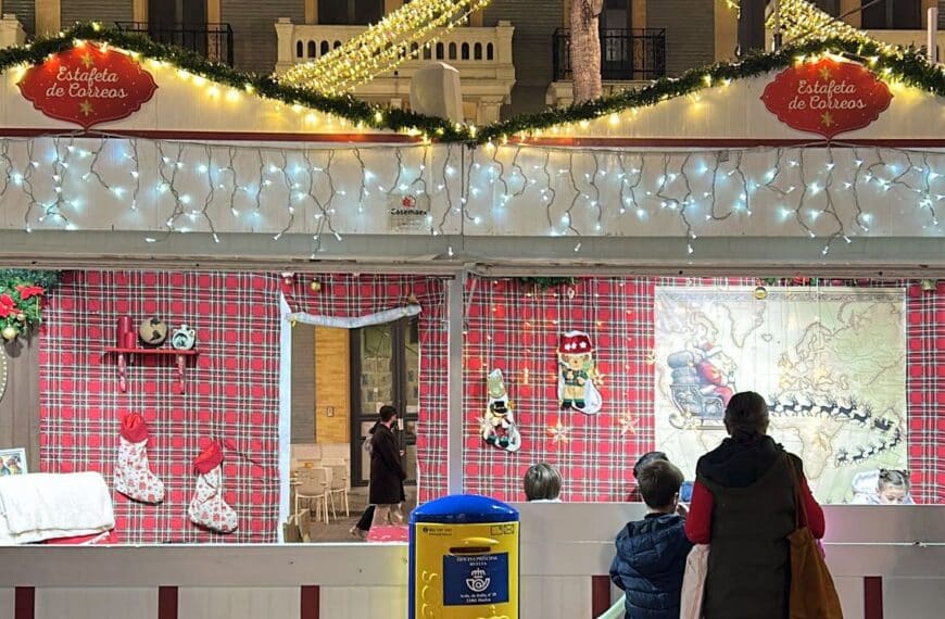 El buzón mágico de Correos vuelve al Mercado Navideño de Huelva por quinto año consecutivo