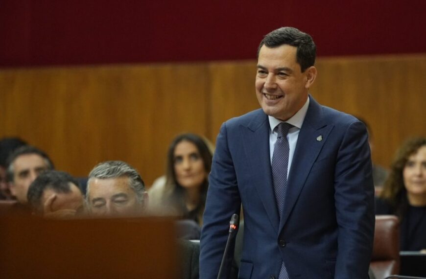 Juanma Moreno firma un acuerdo histórico con los sindicatos para mejorar las condiciones de 70.000 funcionarios andaluces