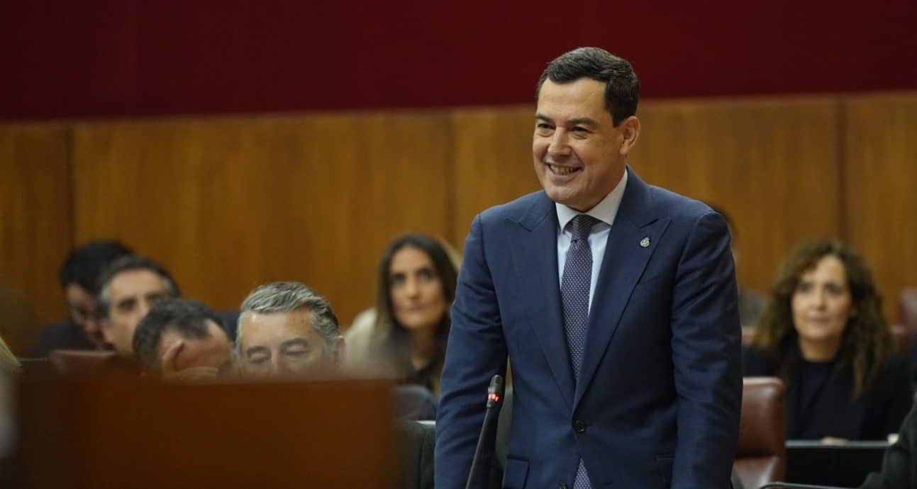 Juanma Moreno firma un acuerdo histórico con los sindicatos para mejorar las condiciones de 70.000 funcionarios andaluces