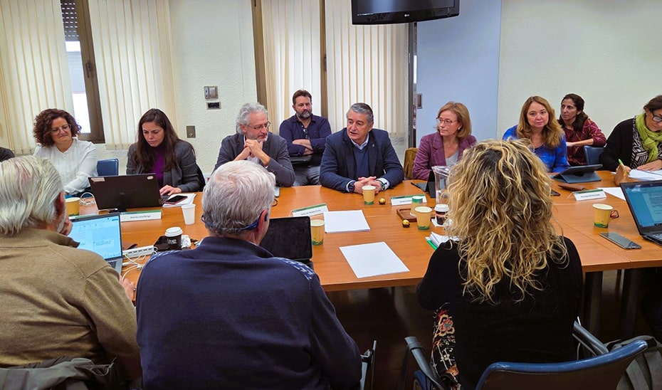 La Consejería de Sanidad y los Sindicatos Alcanzan un Acuerdo para un Nuevo Pacto de Bolsa de Contratación de Personal 1 La Consejería de Sanidad y los Sindicatos Alcanzan un Acuerdo para un Nuevo Pacto de Bolsa de Contratación de Personal