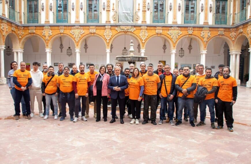 El presidentede la Diputación y la secretaria General de CCOO de Córdoba, junto a trabajadores de Hitachi Energy.