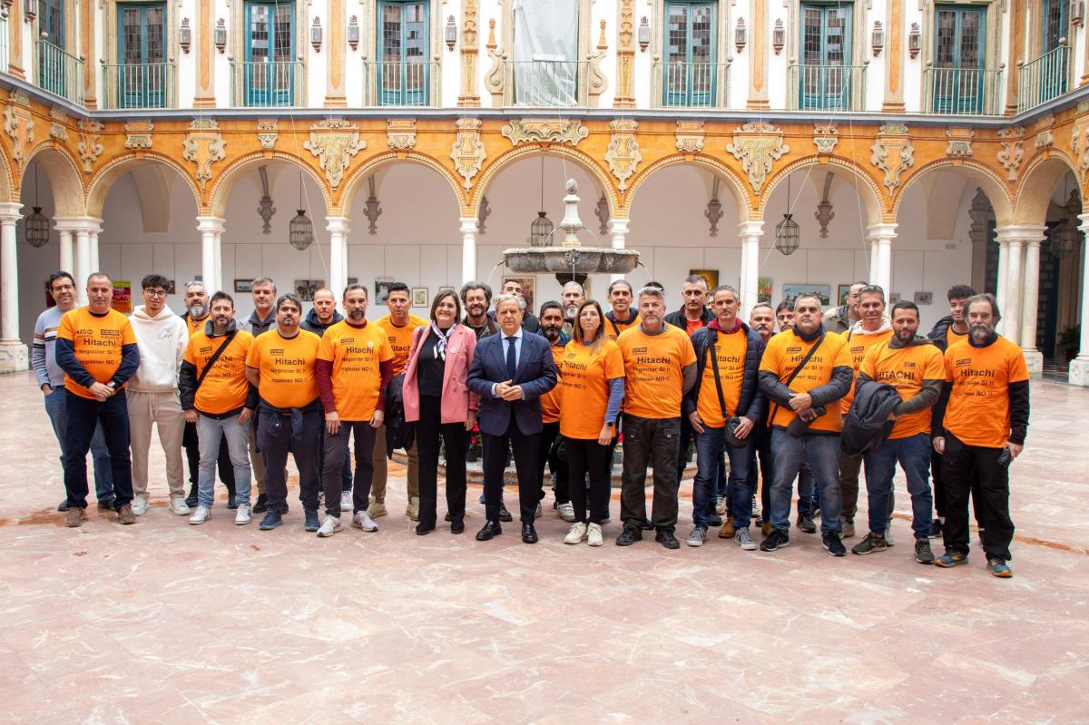 La Diputación de Córdoba y CCOO analizan la situación social de los trabajadores de Hitachi 1 El presidentede la Diputación y la secretaria General de CCOO de Córdoba, junto a trabajadores de Hitachi Energy.