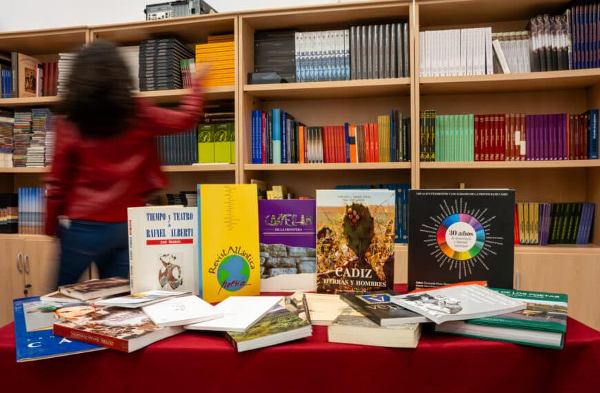 La Diputación lanza 'Adopta un libro', una iniciativa para regalar 300 publicaciones a la comunidad