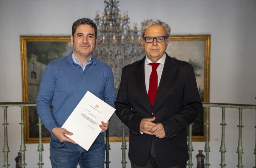 La Diputación y el Ayuntamiento de Pedro Abad firman un convenio para remodelar el parque de la Barriada Pablo Iglesias