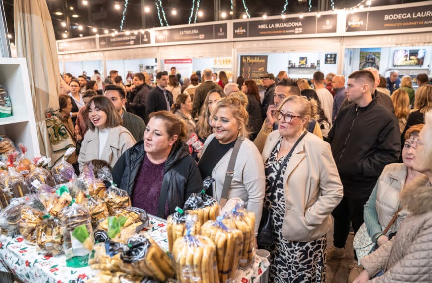 La Feria 'Sabores Almería' Celebra la Navidad en la Plaza de las Velas