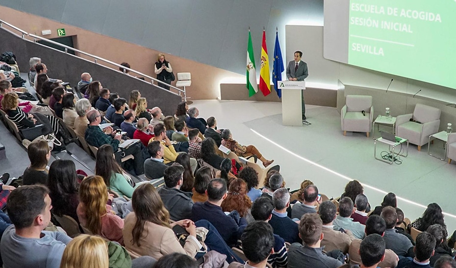 La Junta Acoge a 450 Nuevos Funcionarios en Sevilla para Mejorar la Atención Ciudadana