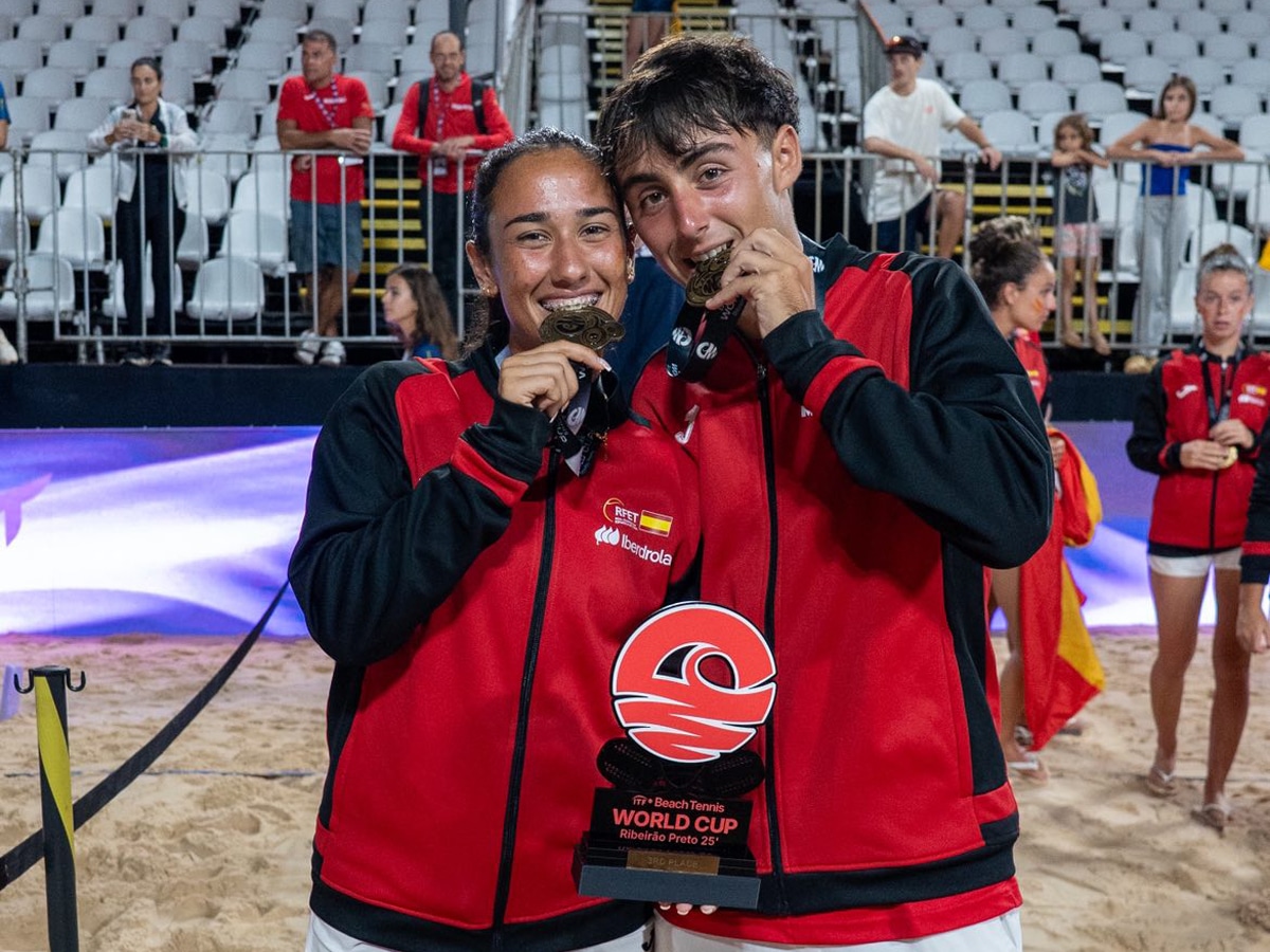 Laura Jiménez y Jorge Méndez logran medalla de bronce con España en la Copa del Mundo Junior de Tenis Playa 1 Laura Jiménez y Jorge Méndez, medalla de bronce en el mundial de tenis playa junior celebrado en Brasil