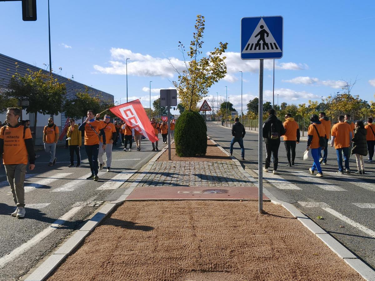 Los trabajadores de Hitachi han vuelto a manifestarse por el desbloqueo del convenio colectivo.