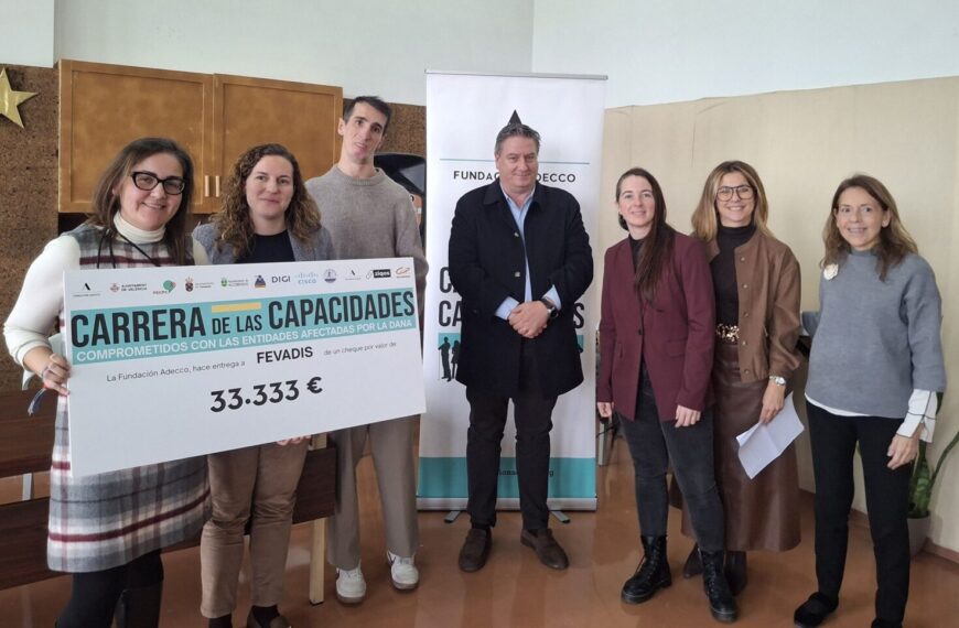 Álex Roca hace entrega de los 100.000 euros recaudados en la Carrera de las Capacidades a tres entidades afectadas por la DANA