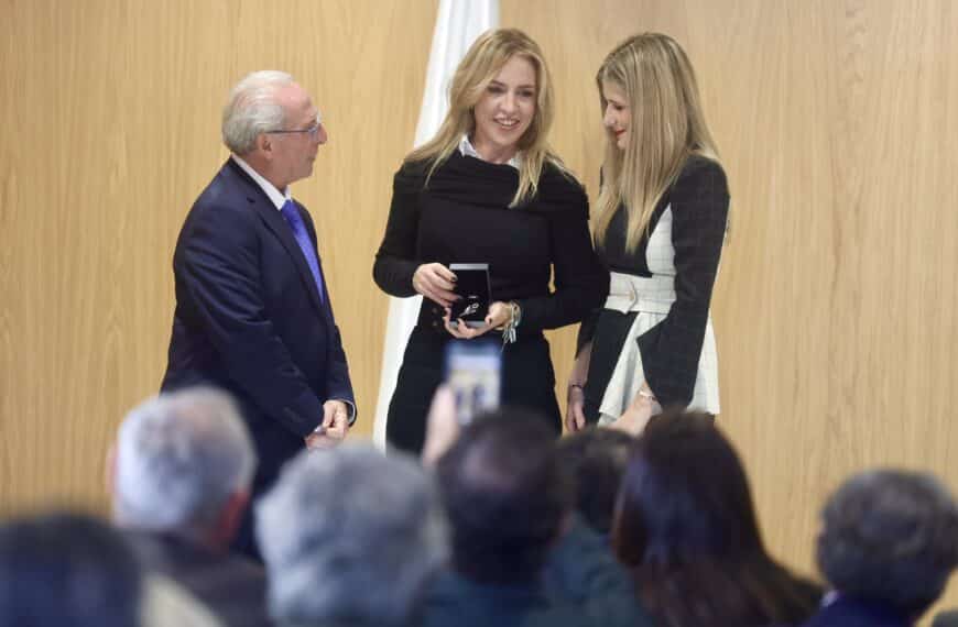 Almudena Martínez con los responsables del Centro