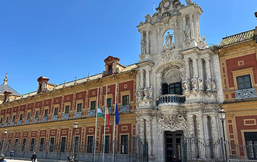 Andalucía en Duelo: Tres Días de Luto Oficial por Tragedia Ferroviaria en Adamuz