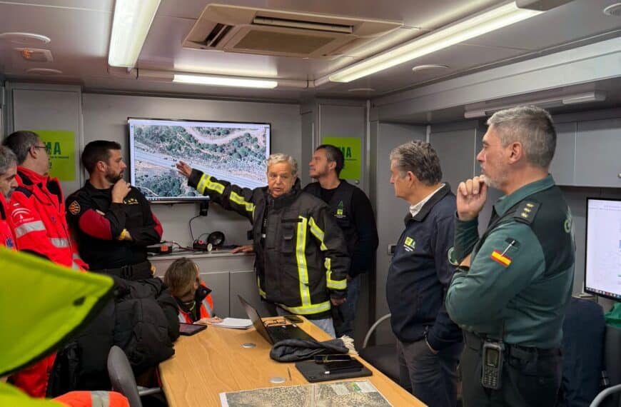 Bomberos de la Diputación mantienen el operativo de rescate en la zona cero del accidente ferroviario de Adamuz